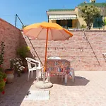 Les Petites Maisons Maison Orange *