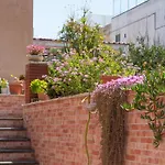 Les Petites Maisons Maison Orange *